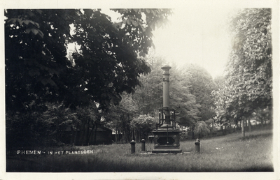 12222 Gezicht in het Koningin Elisabethplantsoen te Rhenen, met de uit de Molenstraat afkomstige waterpomp.